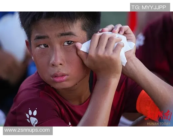 足球巨星温情一刻低头凝视孩子眼神中满是关爱与守护